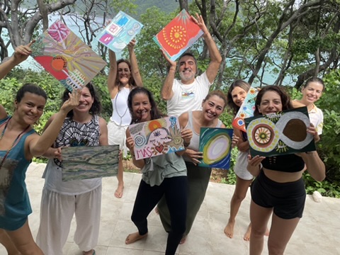 Grupo celebrando con sus obras de arte en la naturaleza