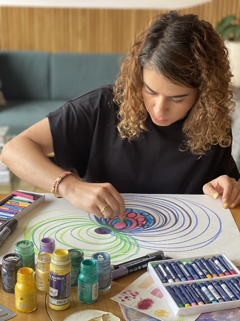 Adriana creando arte con espirales de colores